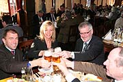 Landtags-Abgeordnete Ulrike Scharf-Gerlspeck prostet zu mit dem neue Aviator (Foto: Martin Schmitz